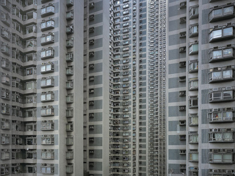 Illustration for article titled These Surreal Photos of Hong Kong's Aging Towers Aren't Doctored